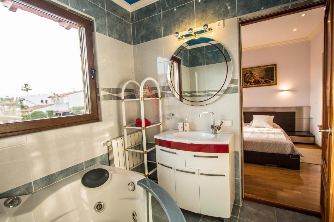 Villa Bonita Casa En Porto Colom Con Piscina, Ac, Wifi Y Netflix *