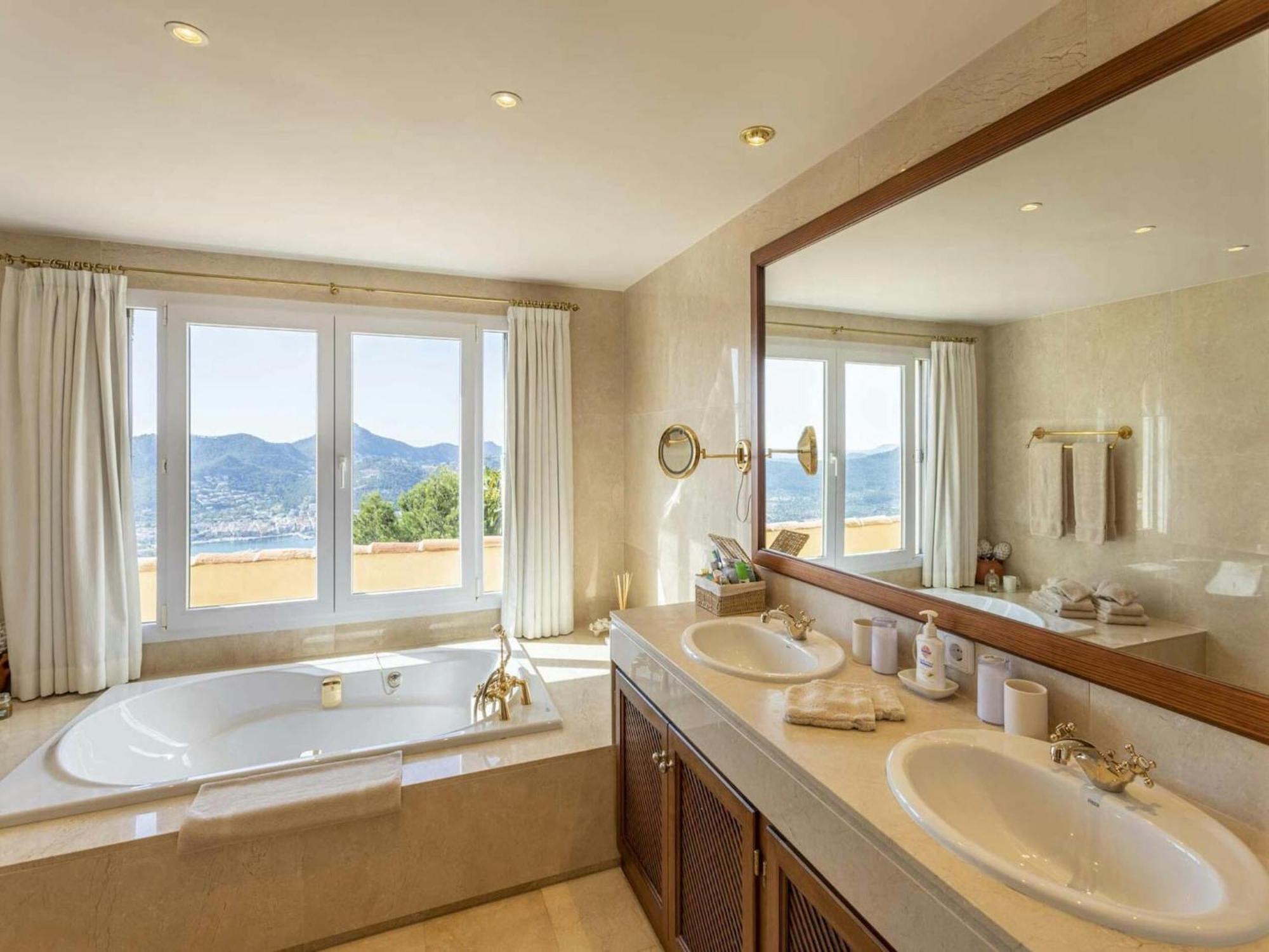 Lavish With Saltwater Pool *