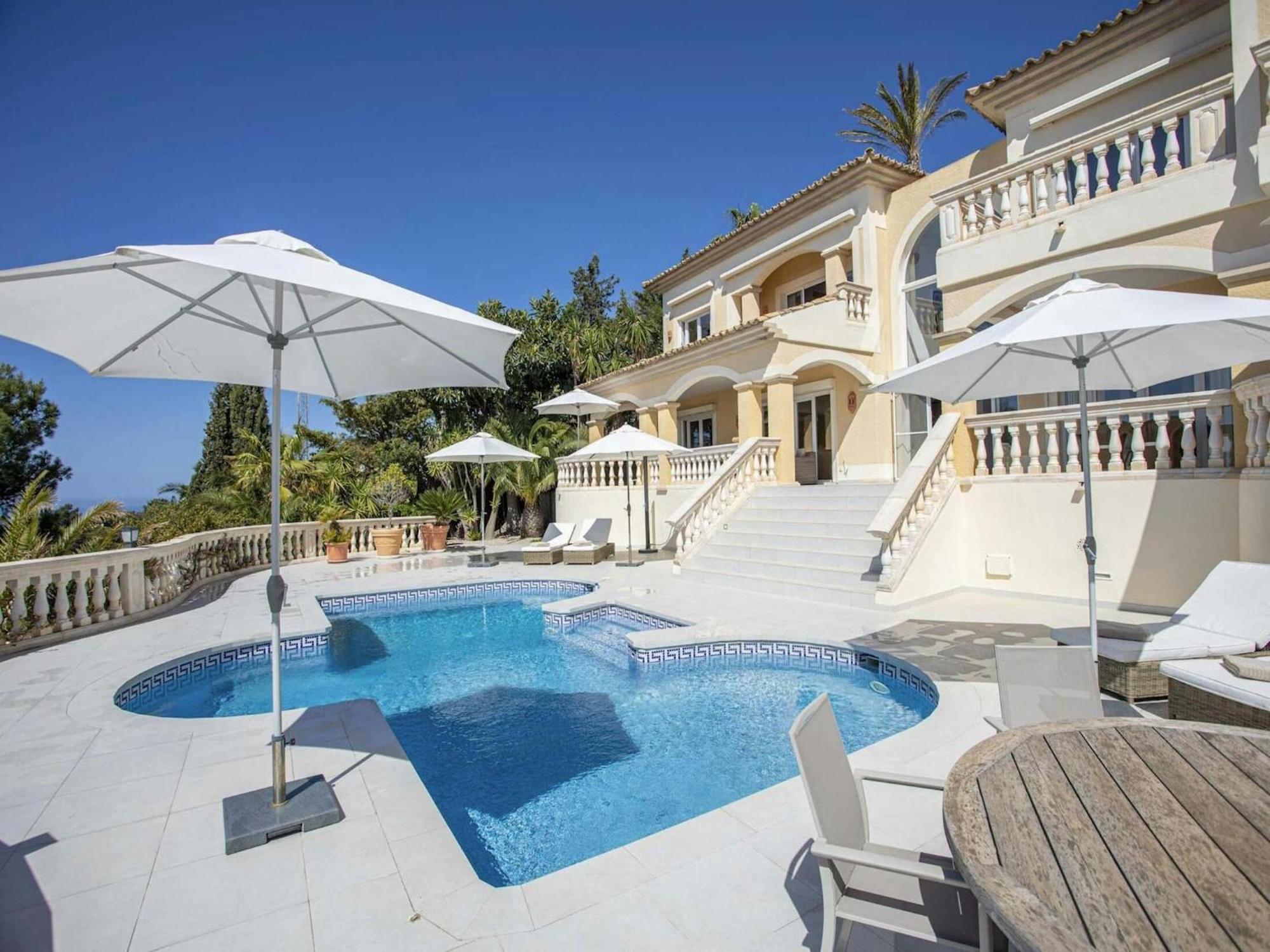 Lavish With Saltwater Pool