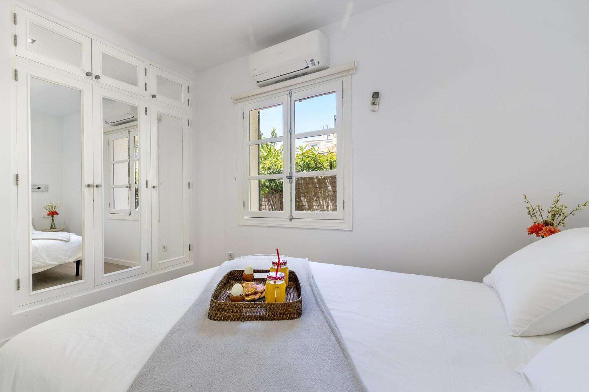 Just 150 M From The Alcudia Apartamento