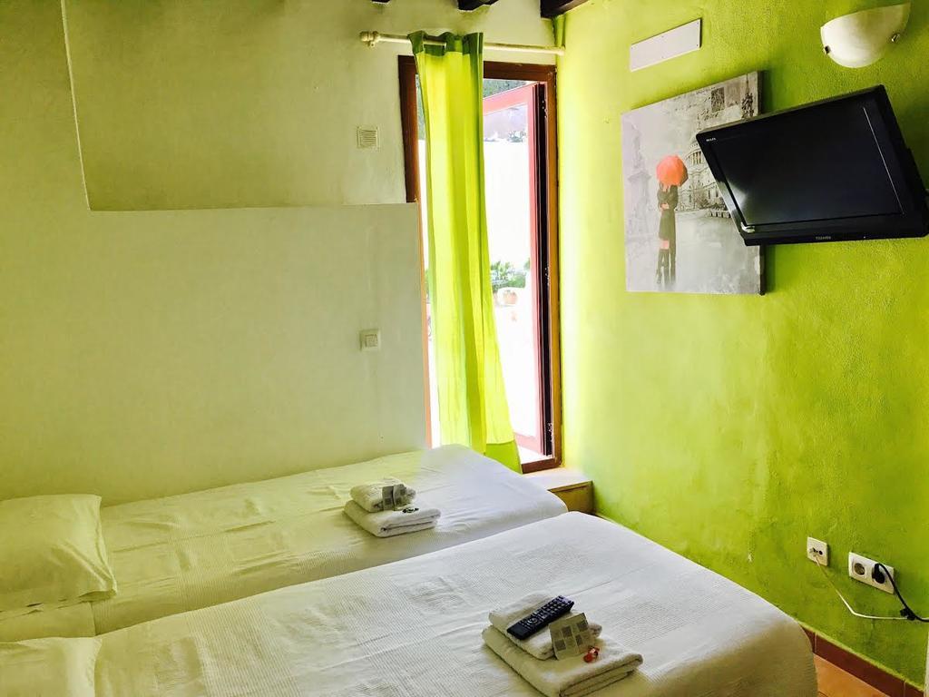 Juvenil New Age Hostal *