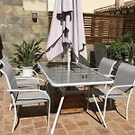 Casa antigua reformada junto al mar
