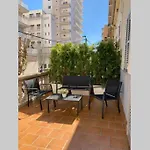 Casa antigua reformada junto al mar