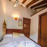Petit Hotel Hostatgeria La Victoria