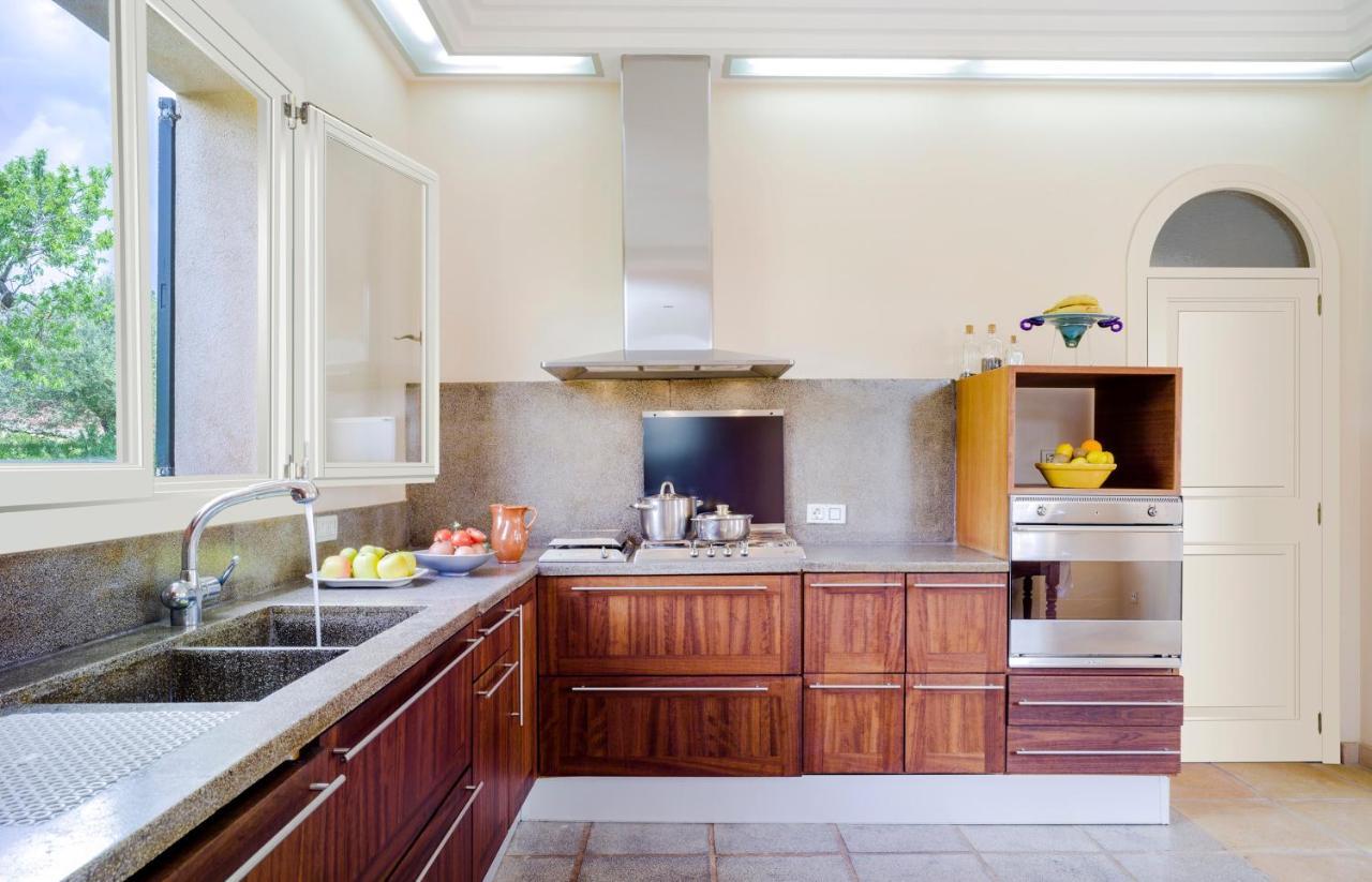 Villa Spacious With Pool And Sea View In
