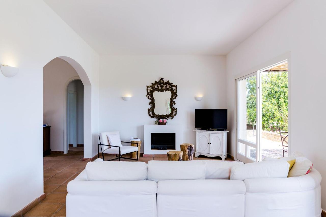 Spacious With Pool And Sea View In