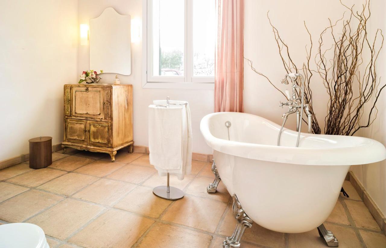 Spacious With Pool And Sea View In
