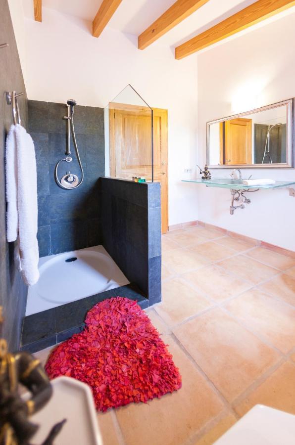 Spacious With Pool And Sea View In *
