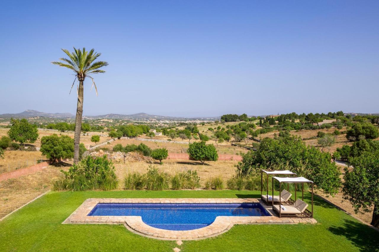 Villa Spacious With Pool And Sea View In