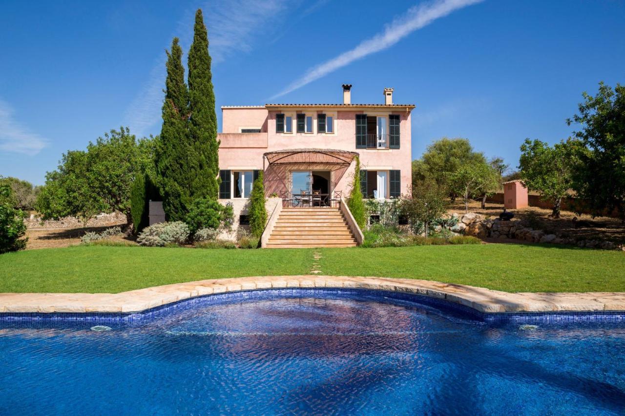 Spacious With Pool And Sea View In
