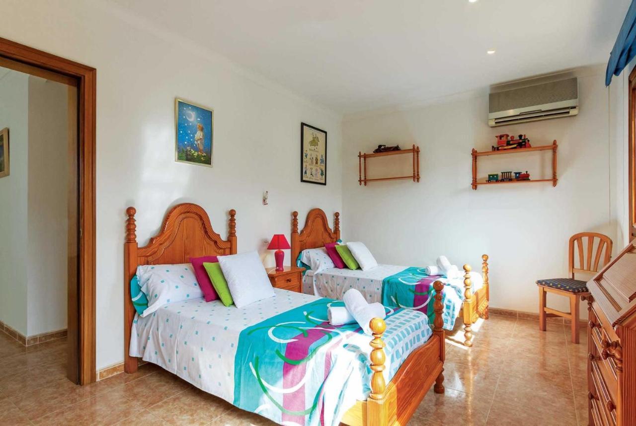 Manresa Villa *