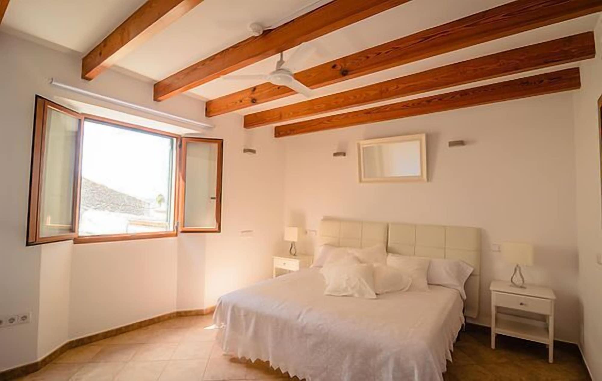 Hostal Embat - *