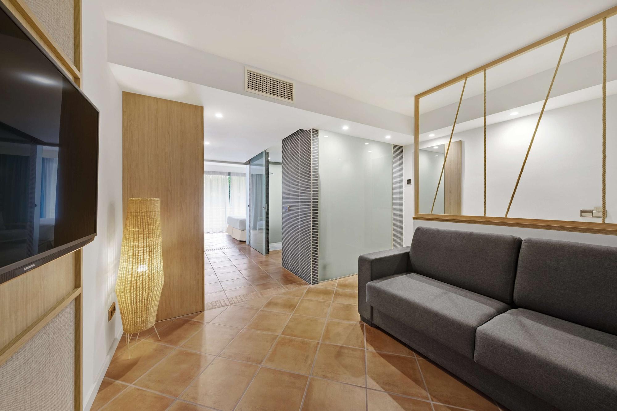 Hotel Occidental Cala Viñas 4*