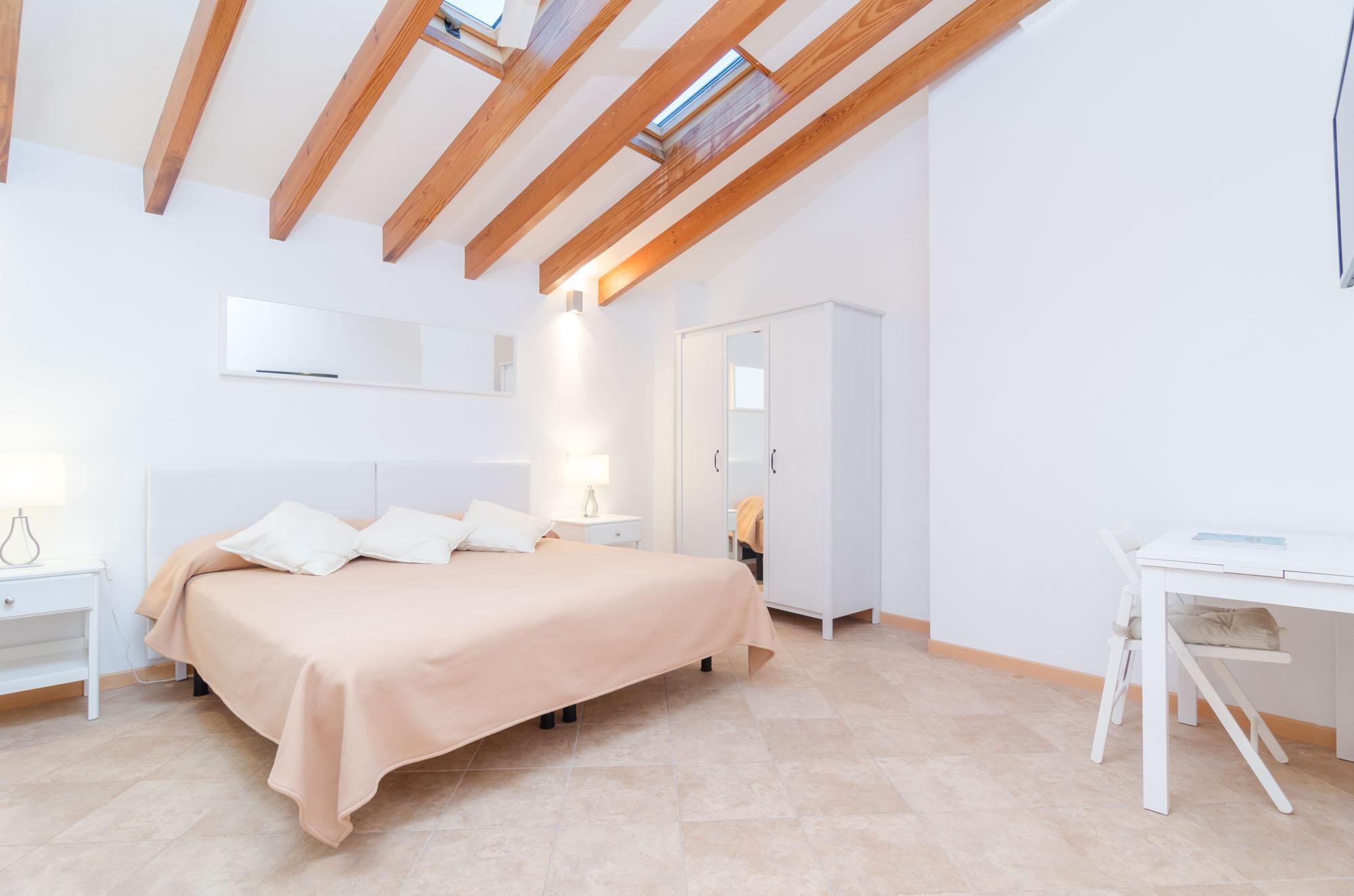 Hostal Embat - *