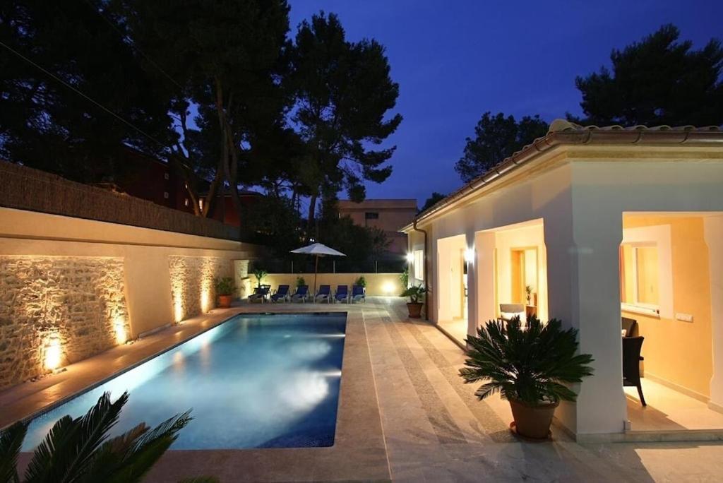 Villa Modern 300m From Crystal Clear Coves By Renthousing