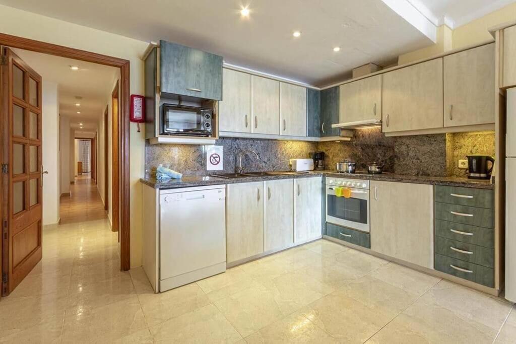 Apartamento Fabulous With Views In By Renthousing
