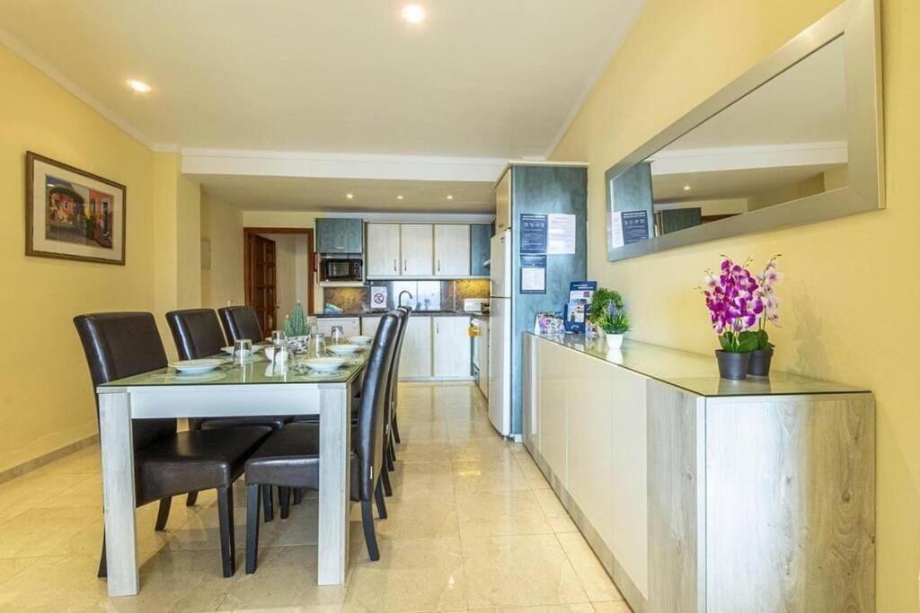 Apartamento Fabulous With Views In By Renthousing