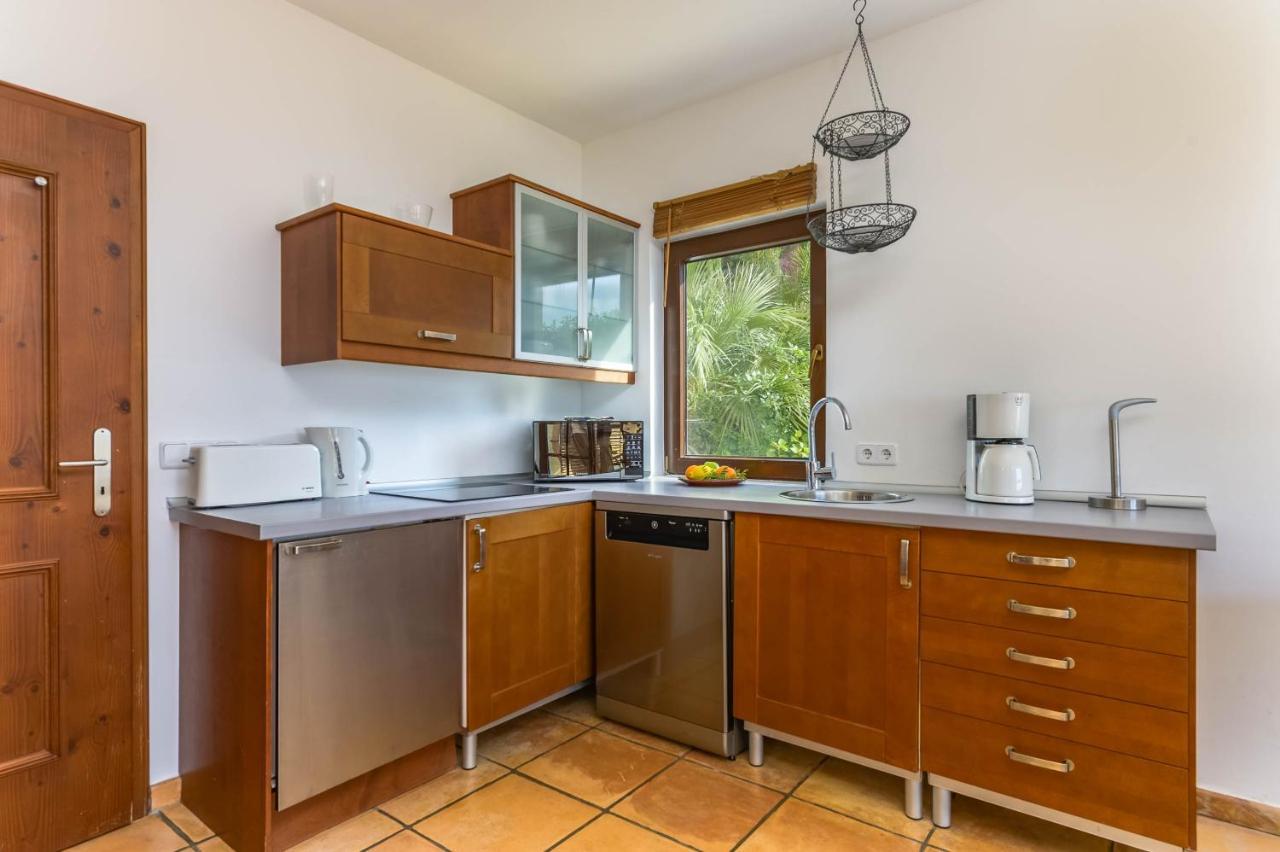 2712 - Sunny And Cute Flat In