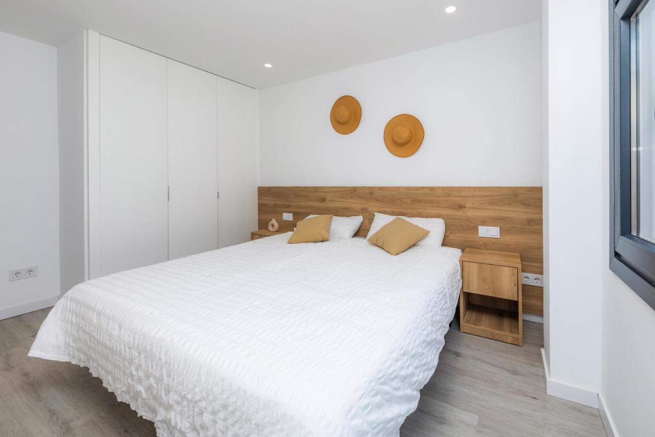 White 2 Apartment *