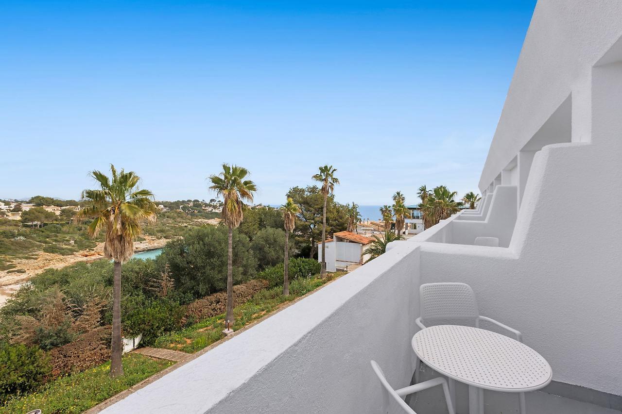 Hotel Flipflop Cala Mandia 3*