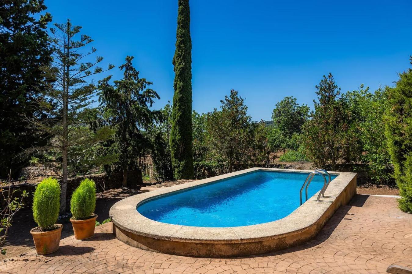 So Na Sopa Con Piscina Y Un Precioso Jardin