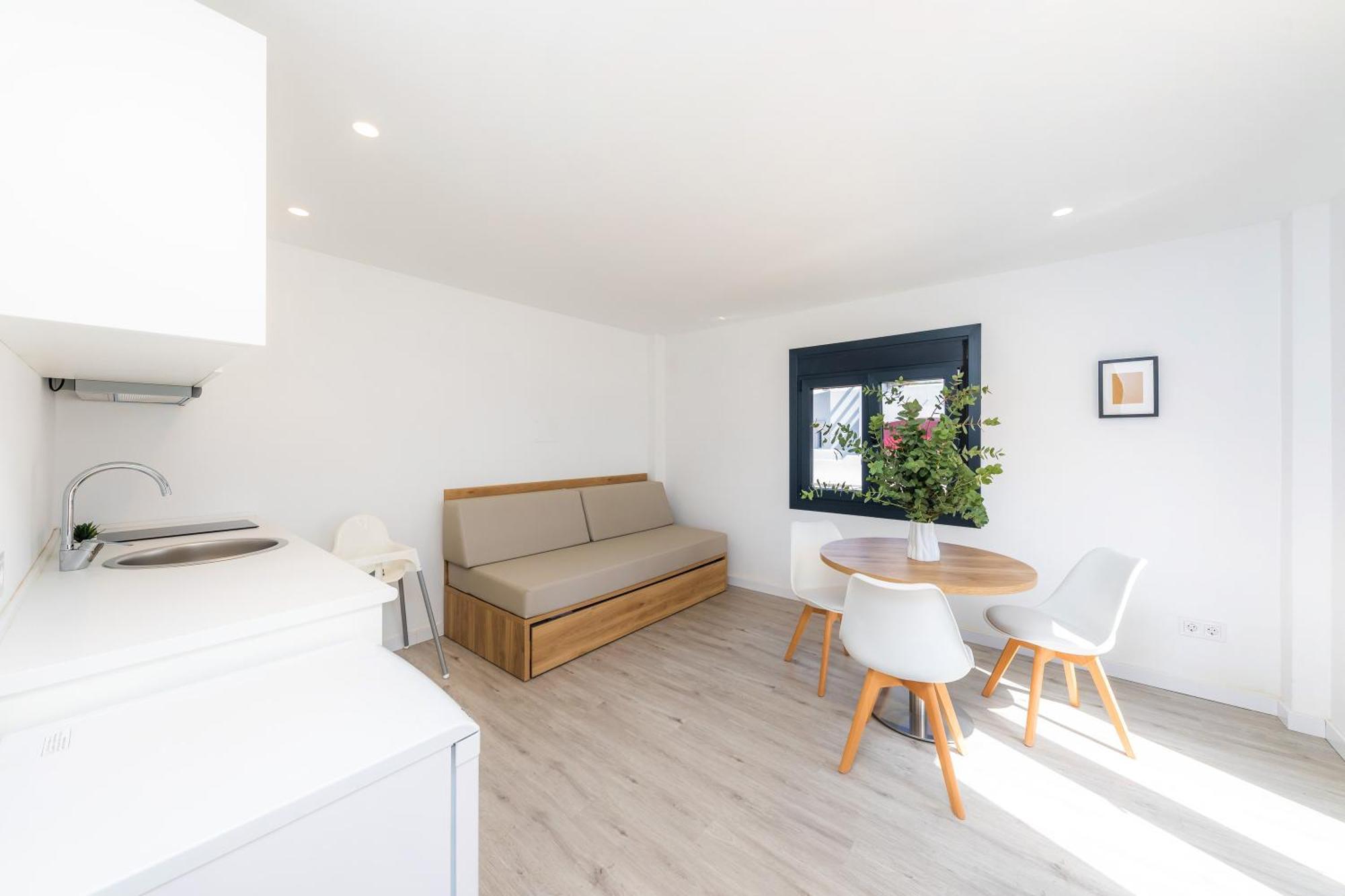 White 3 Apartment *