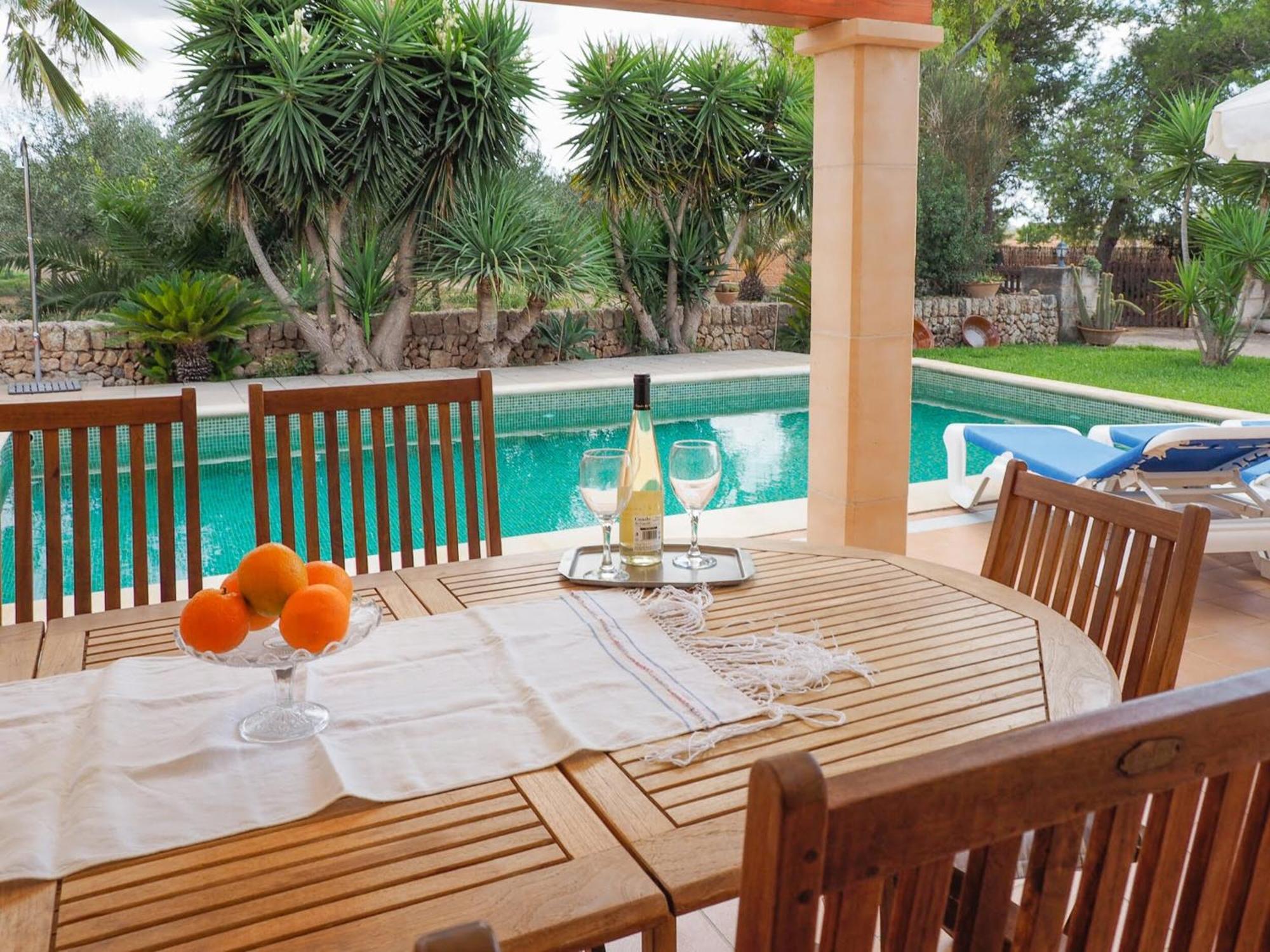 Villa Rústica Con Piscina Cas Padrins De *