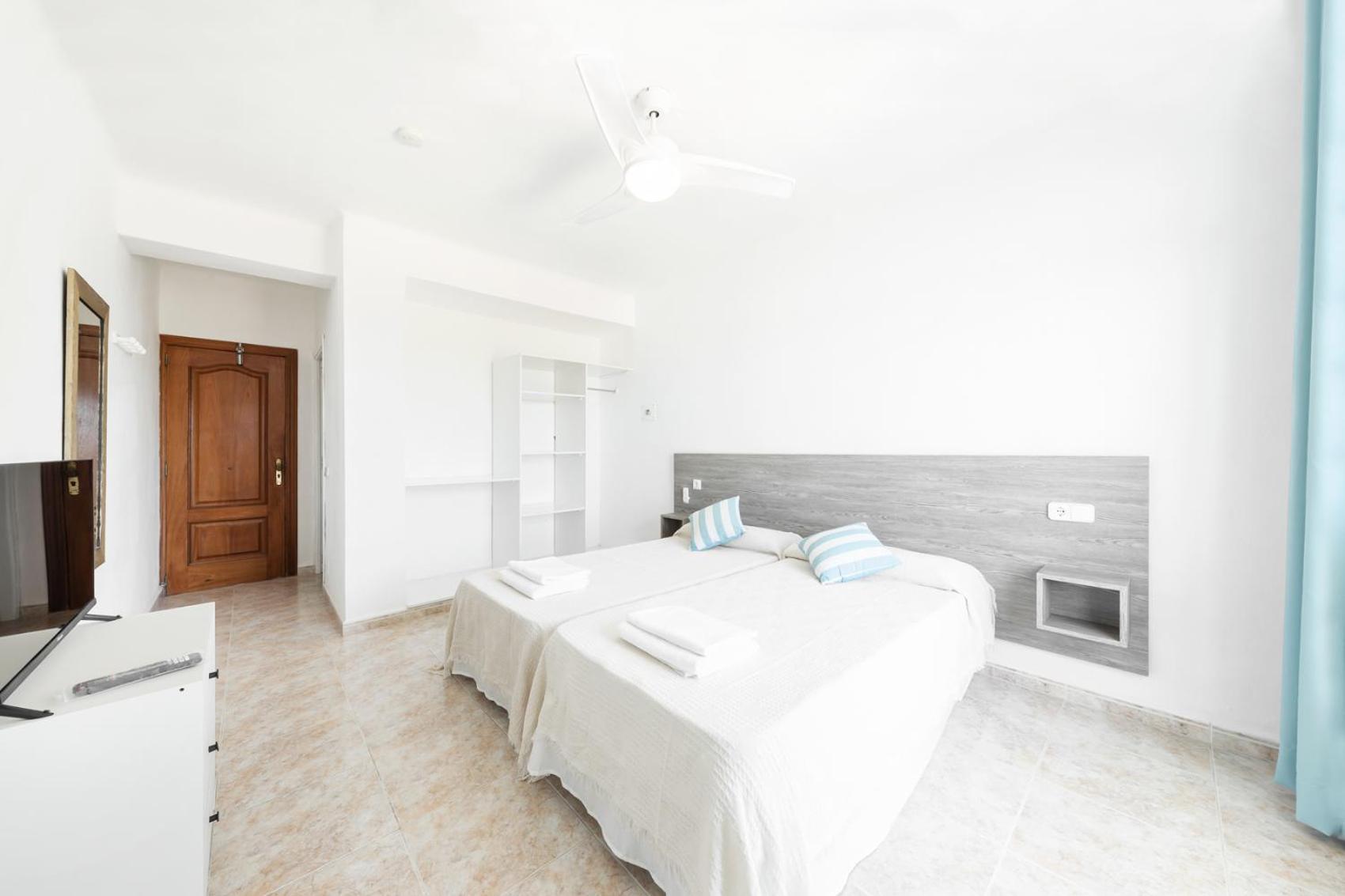 Hostal Cala Llombards Pensión