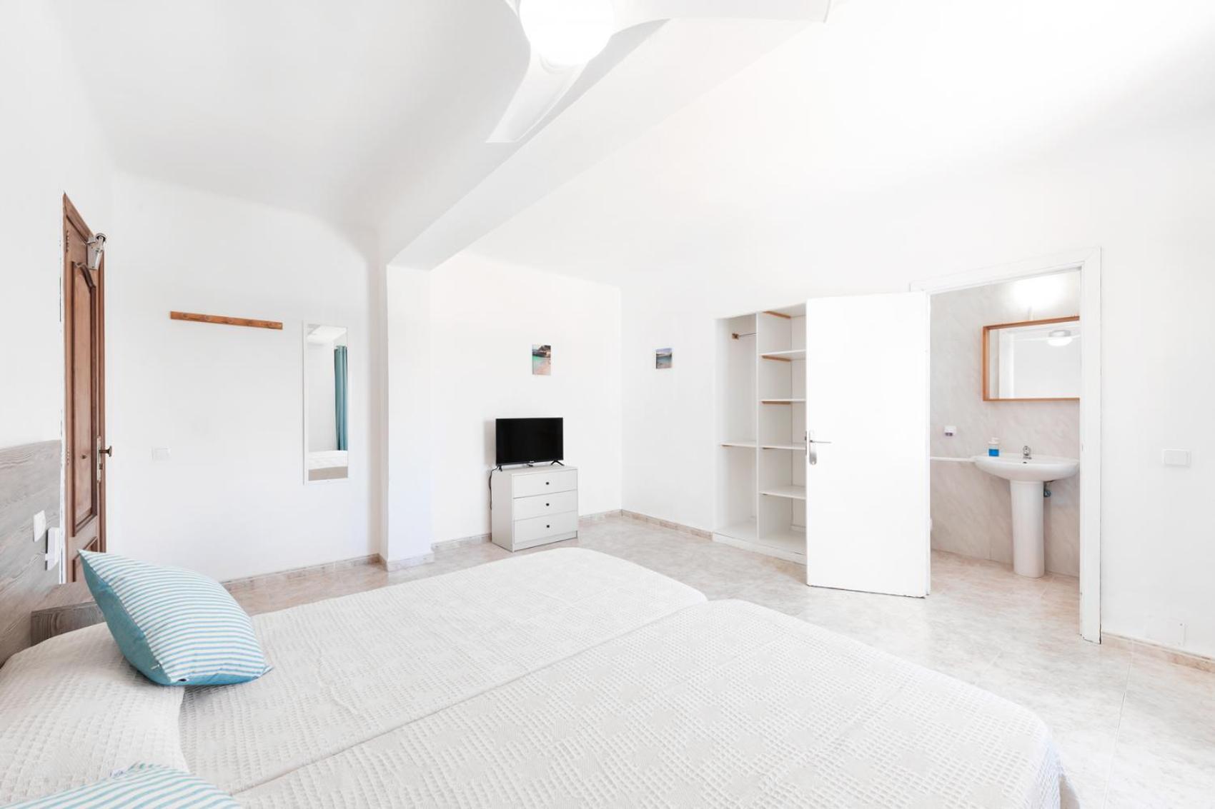 Pensión Hostal Cala Llombards