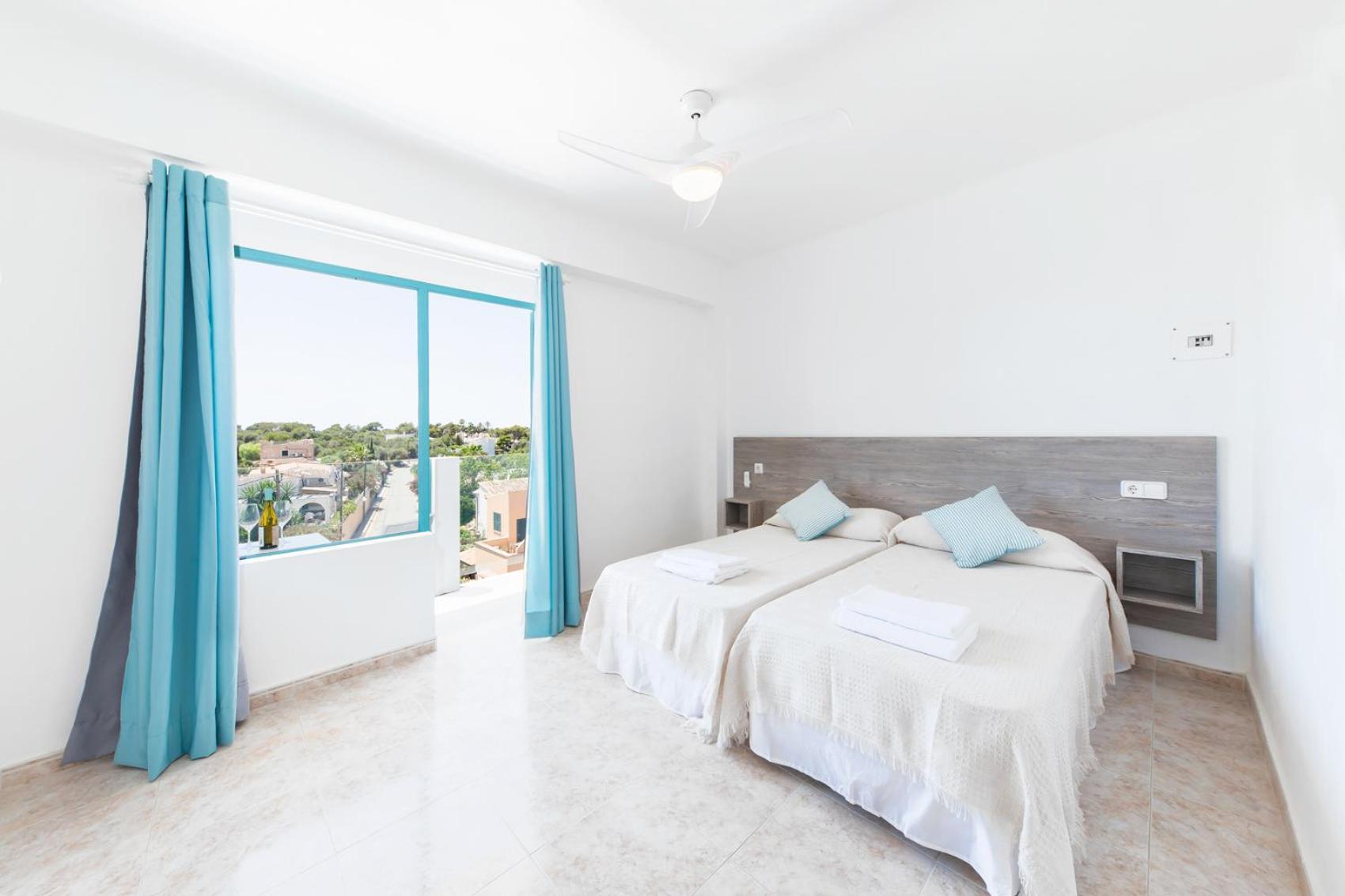Hostal Cala Llombards *