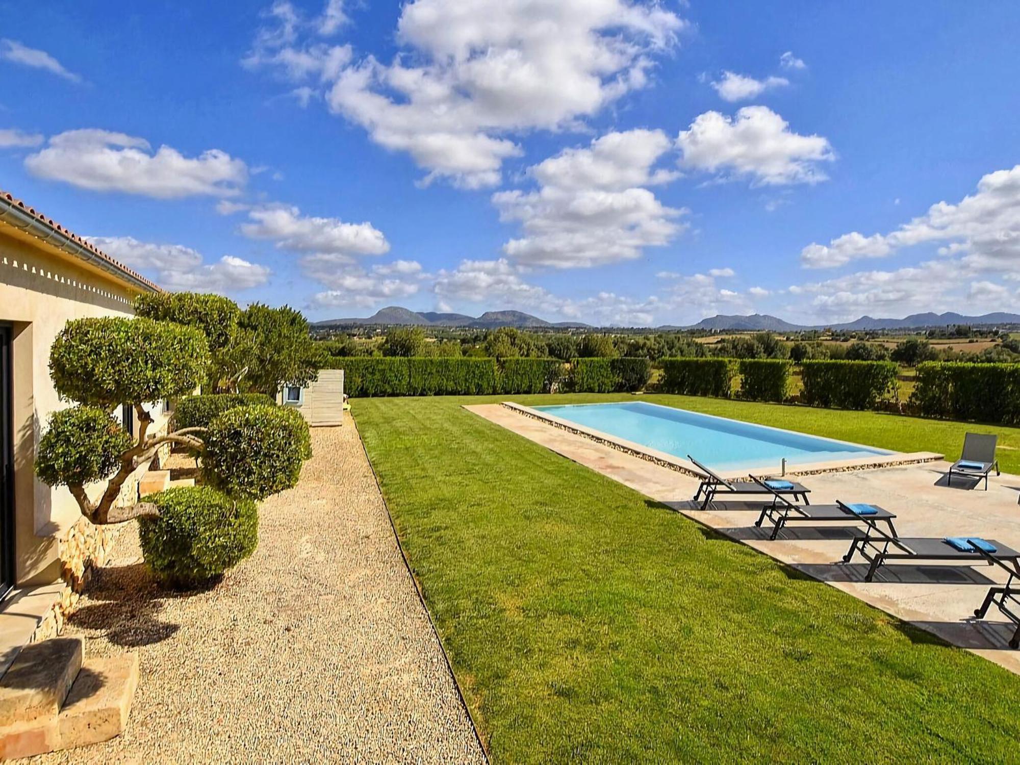 Lavish With Private Swimming Pool