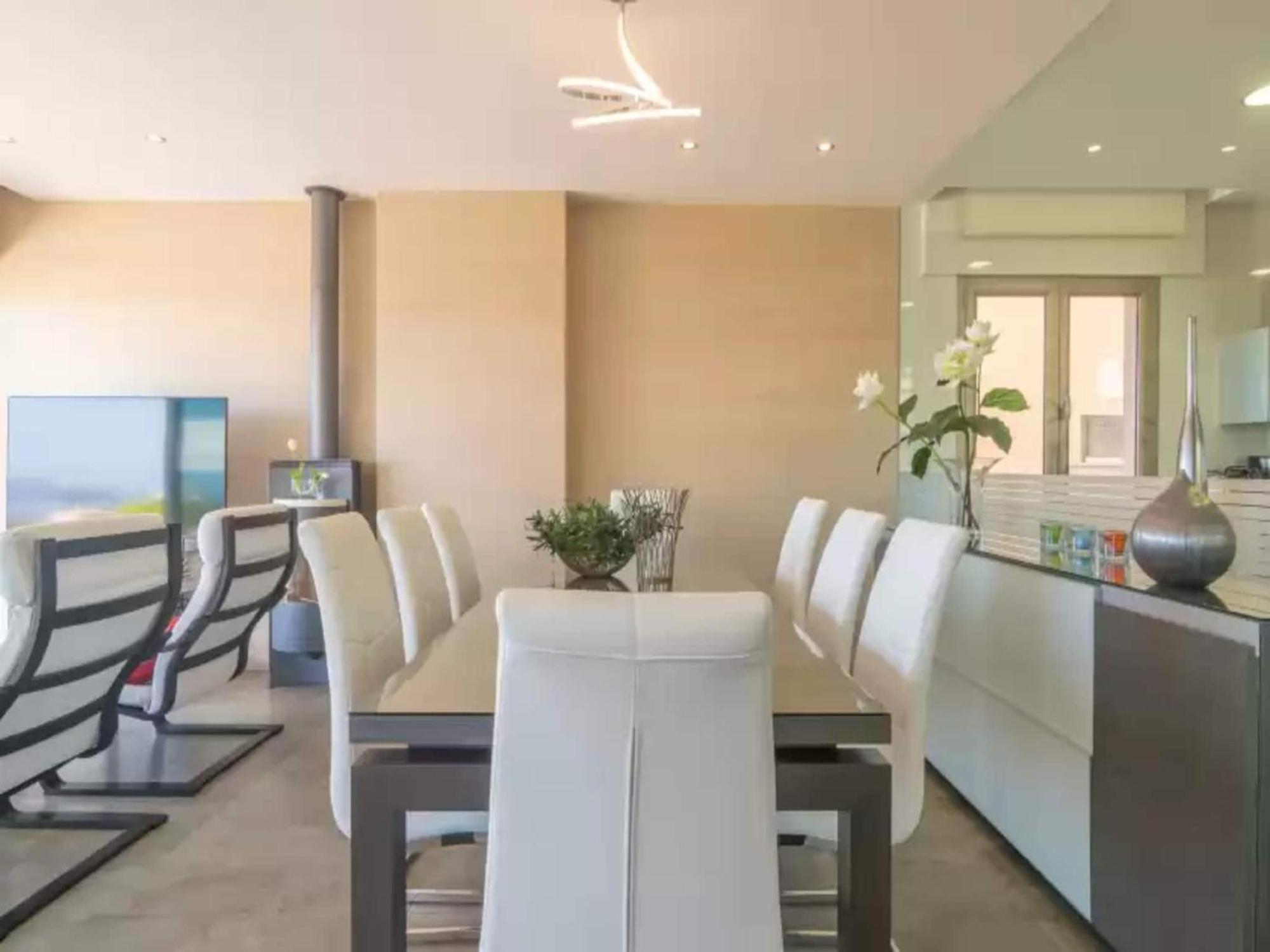 Villa Bohemi - With Private Pool Free Wifi *