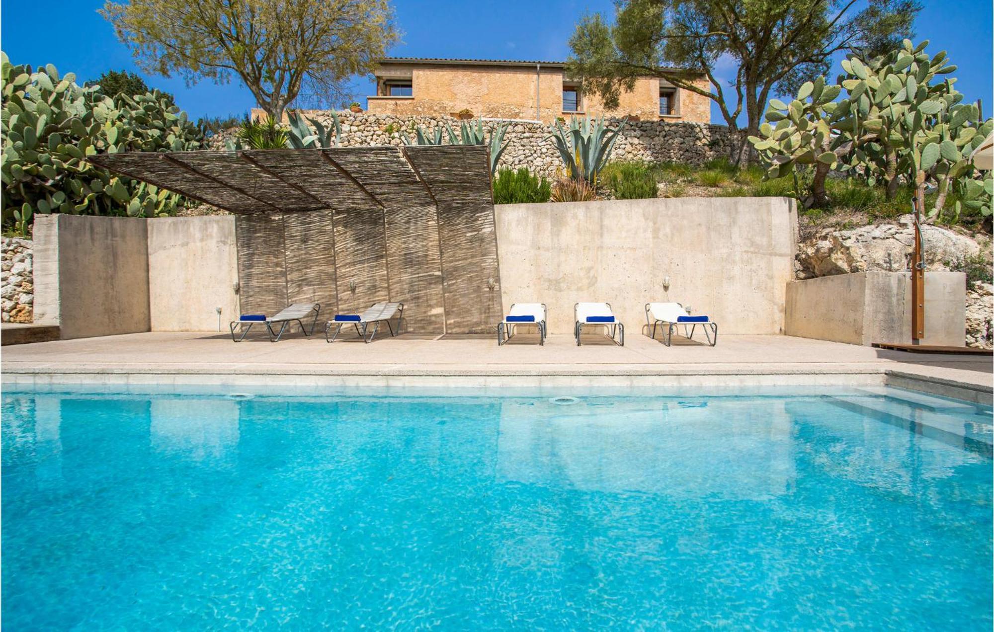 Cozy In With Outdoor Swimming Pool Сasa de vacaciones
