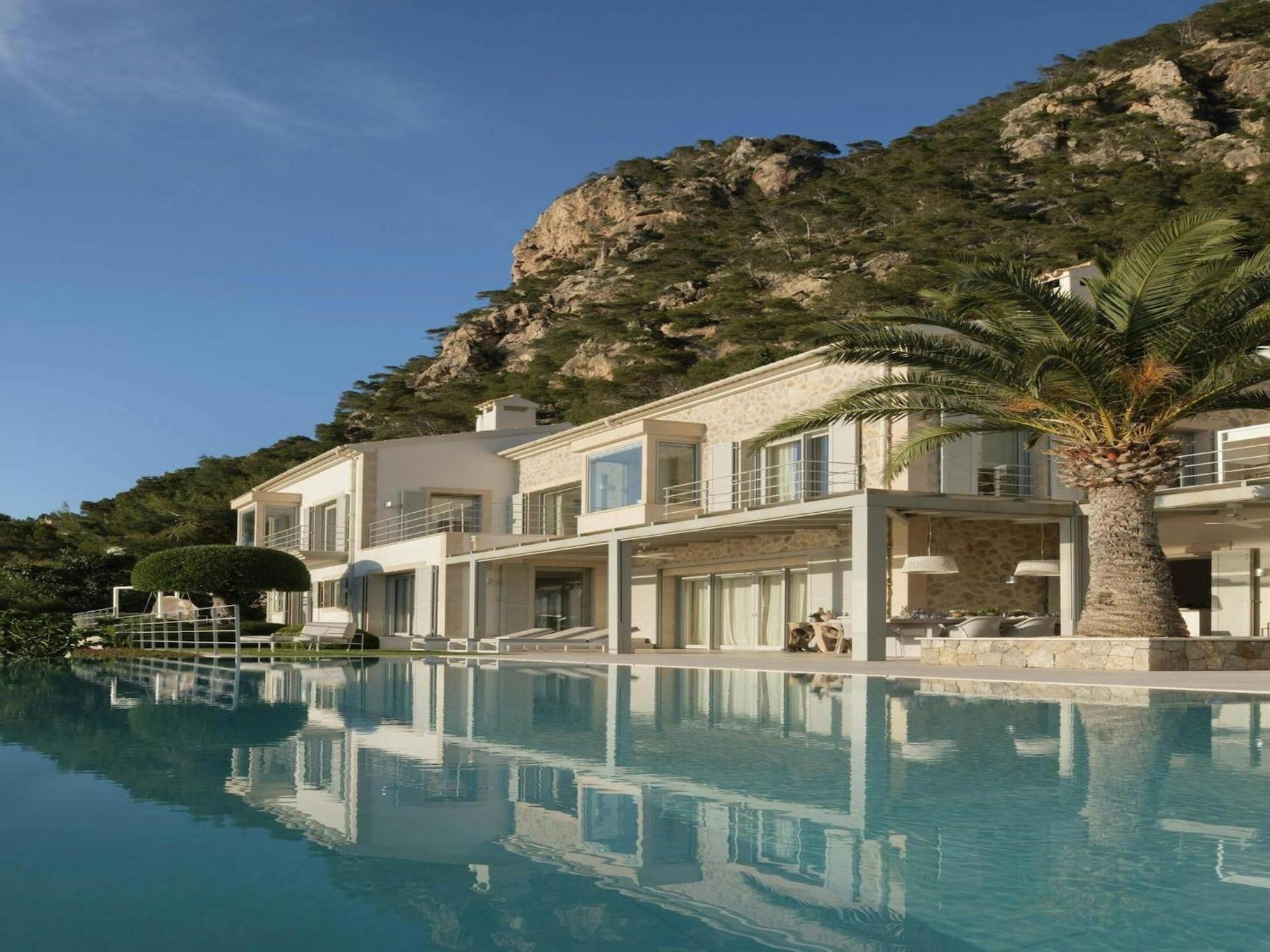 In Tranquil Hillside Location Villa