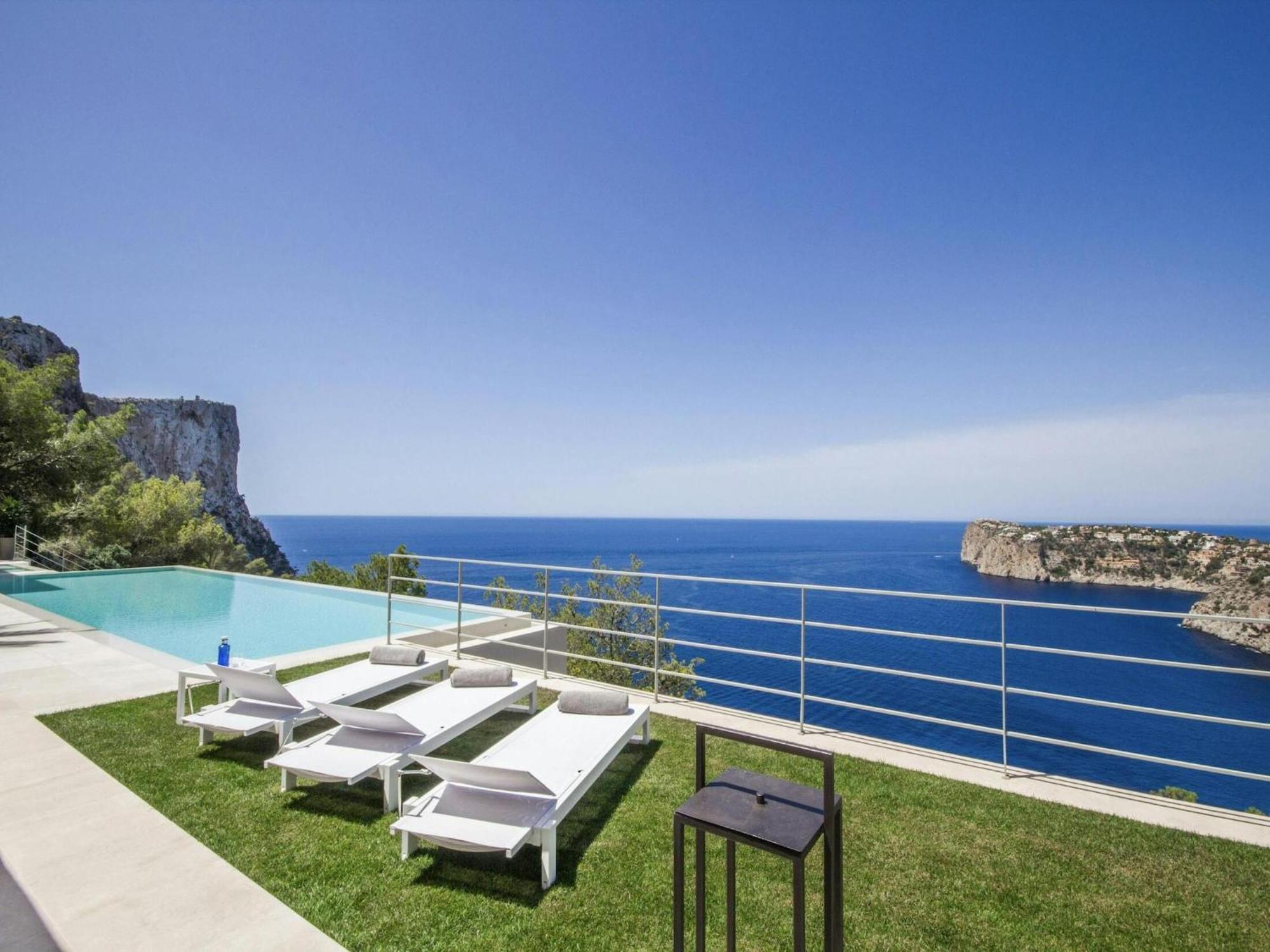 Villa In Tranquil Hillside Location *