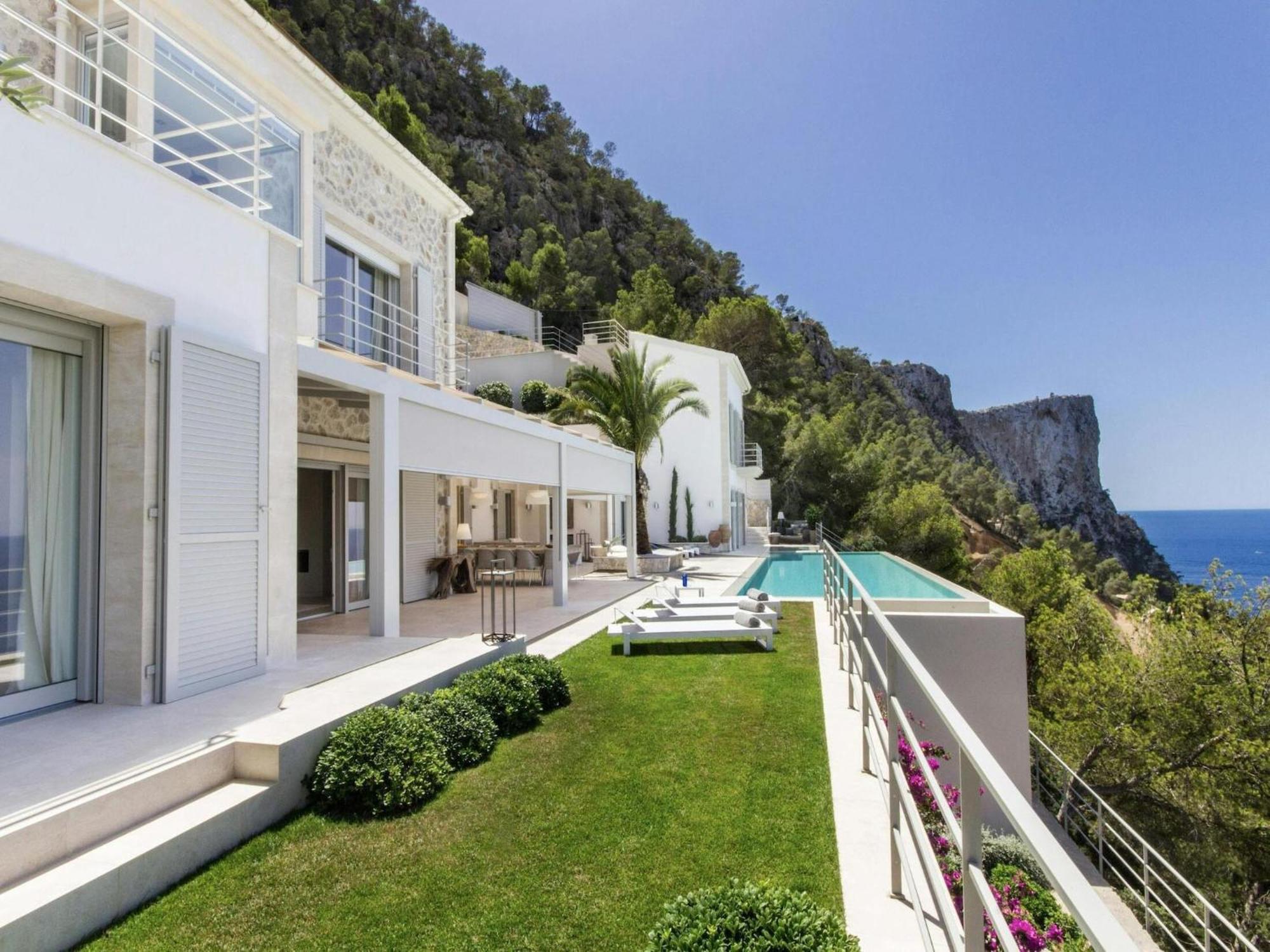 In Tranquil Hillside Location * Andratx (Andrach)