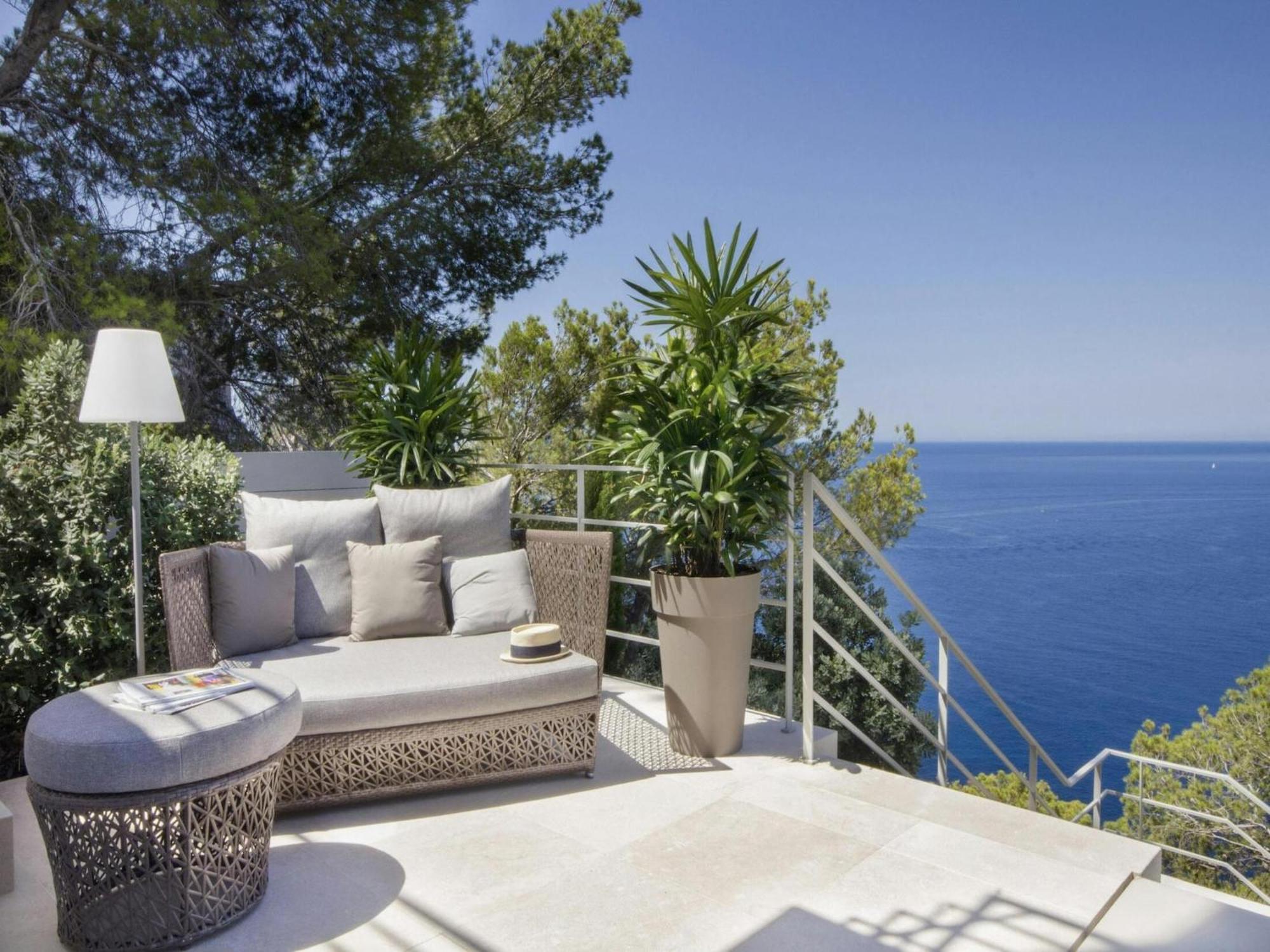 In Tranquil Hillside Location Villa