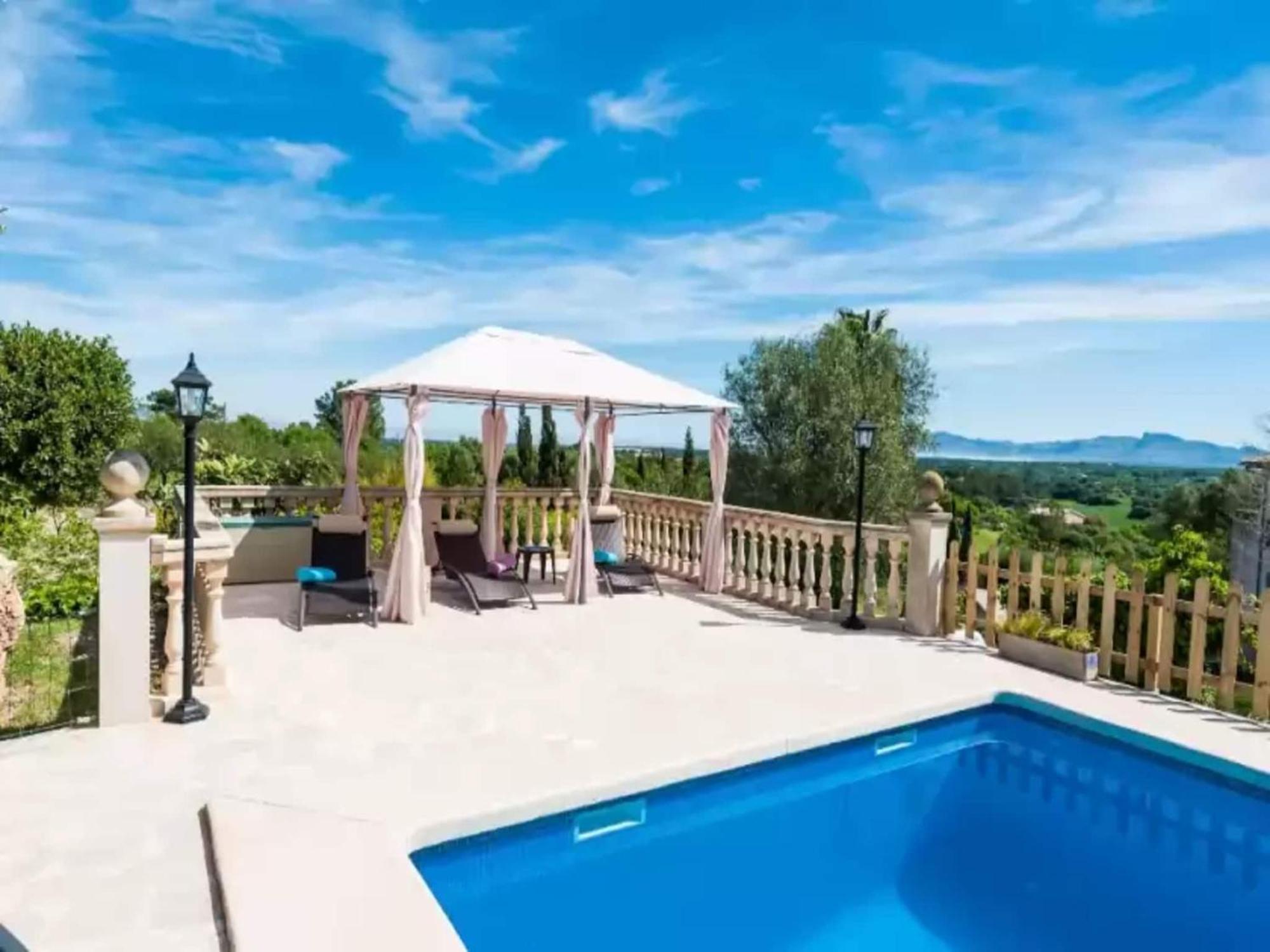 Charming With Garden Retreat Villa