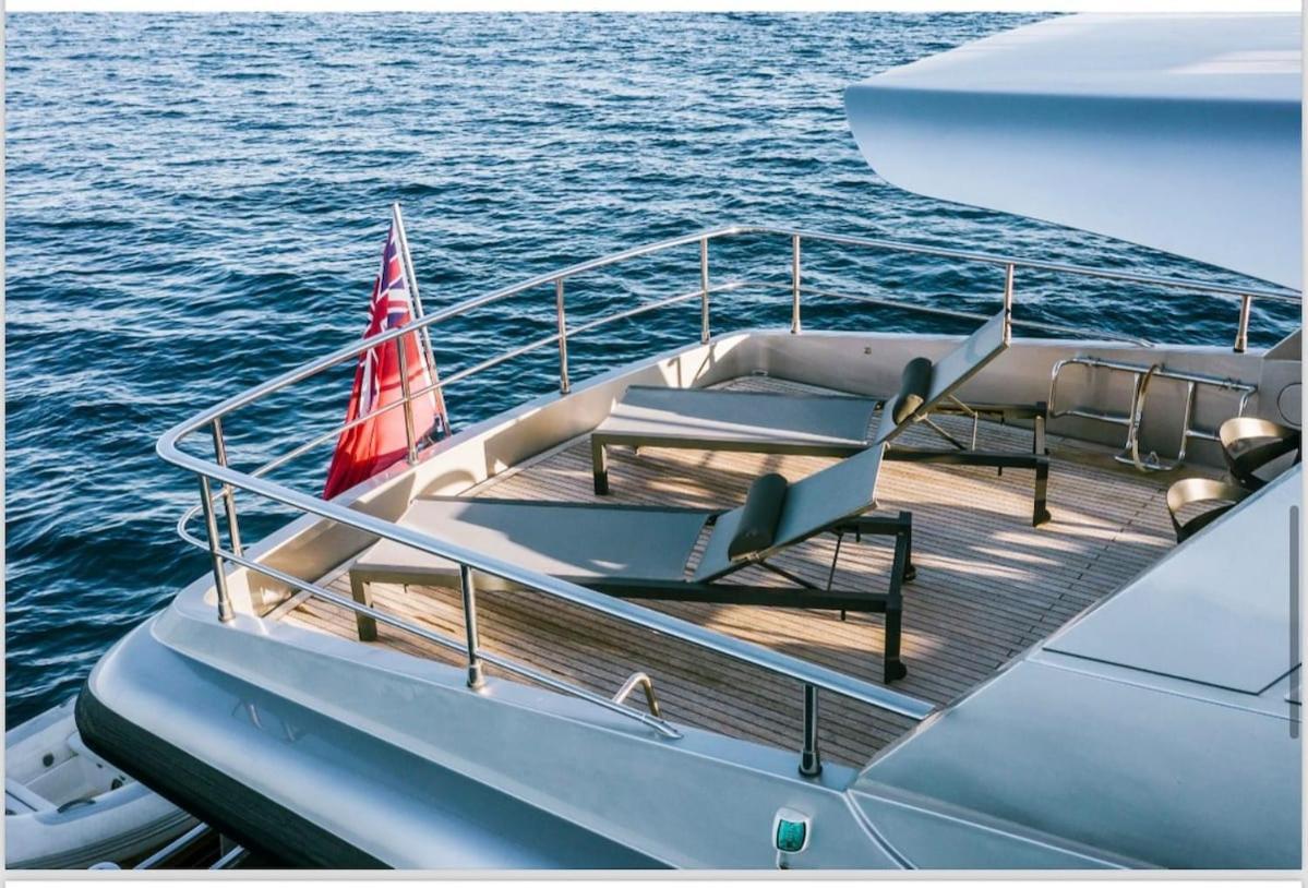 Luxury Yacht Sanlorenzo Hotel en barco *