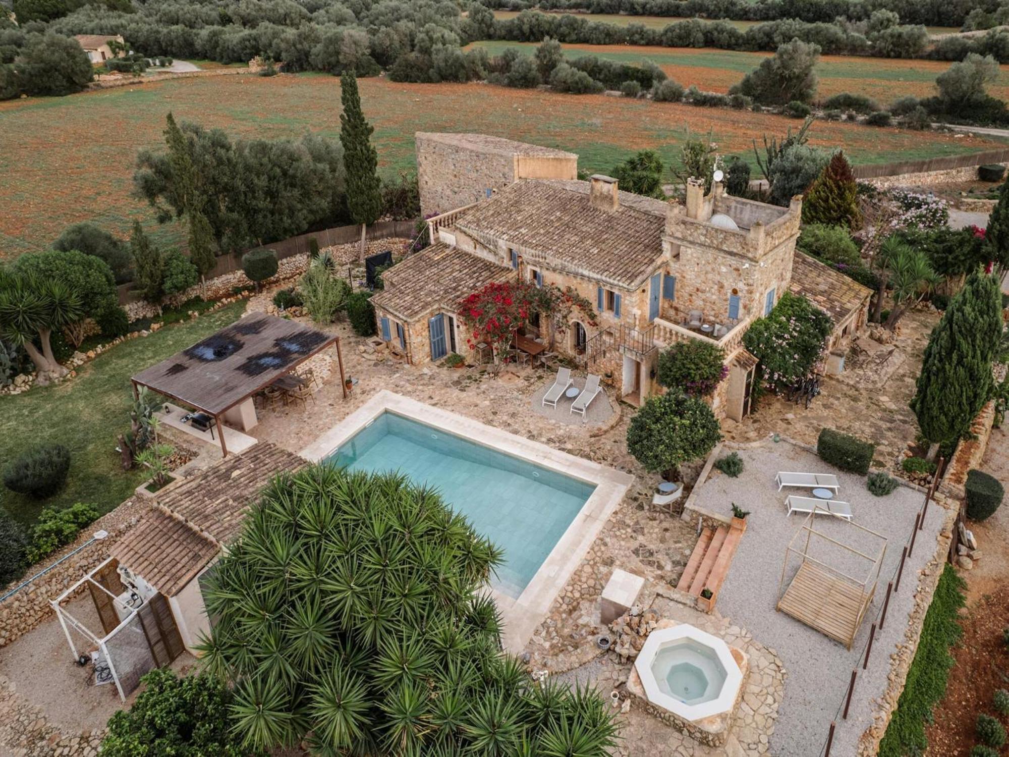 Villa With Outdoor Jacuzzi *