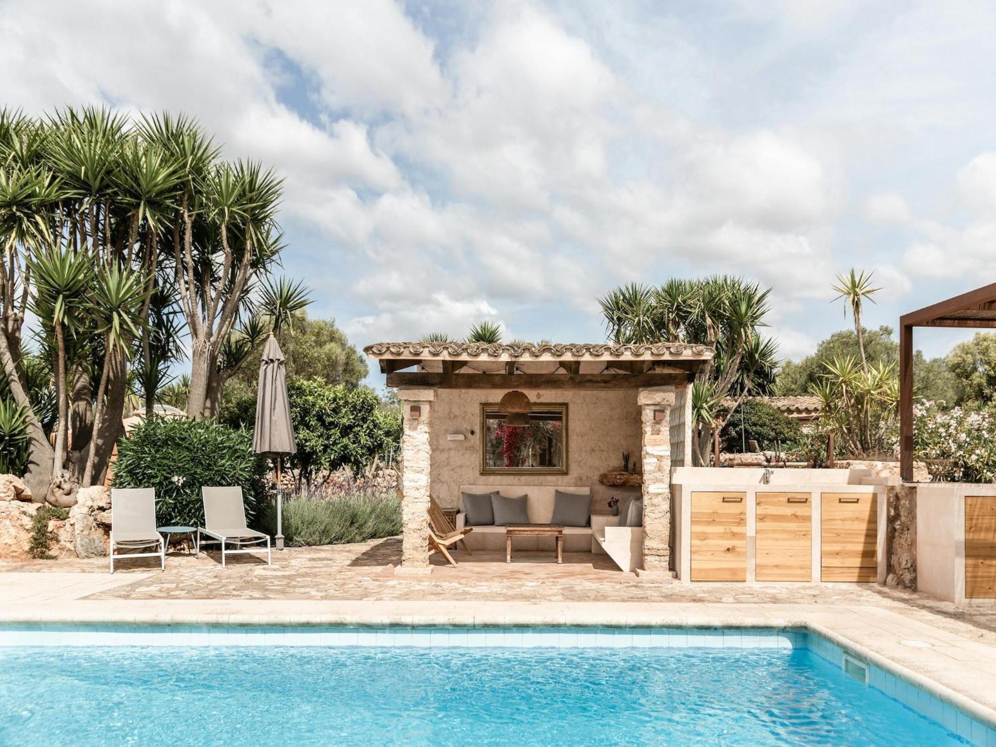 With Outdoor Jacuzzi