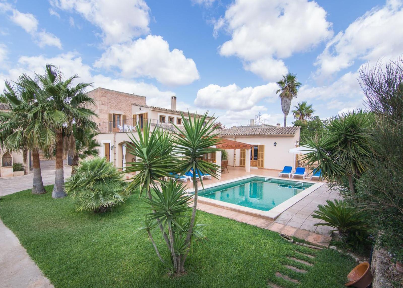 Villa Rústica Con Piscina Cas Padrins De *