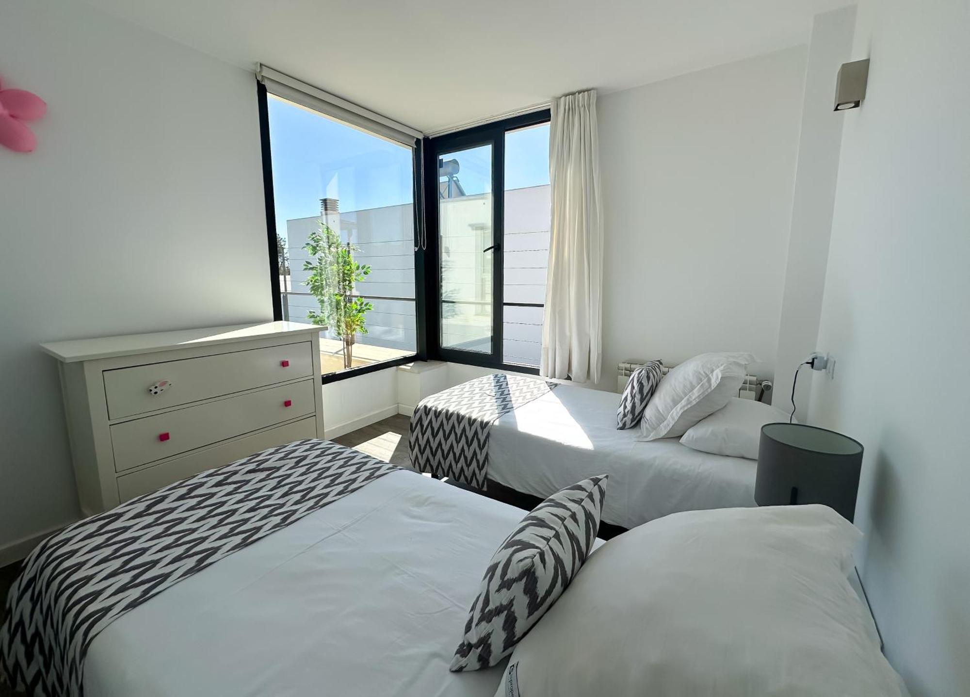 Apartamento Moderna Con Piscina En