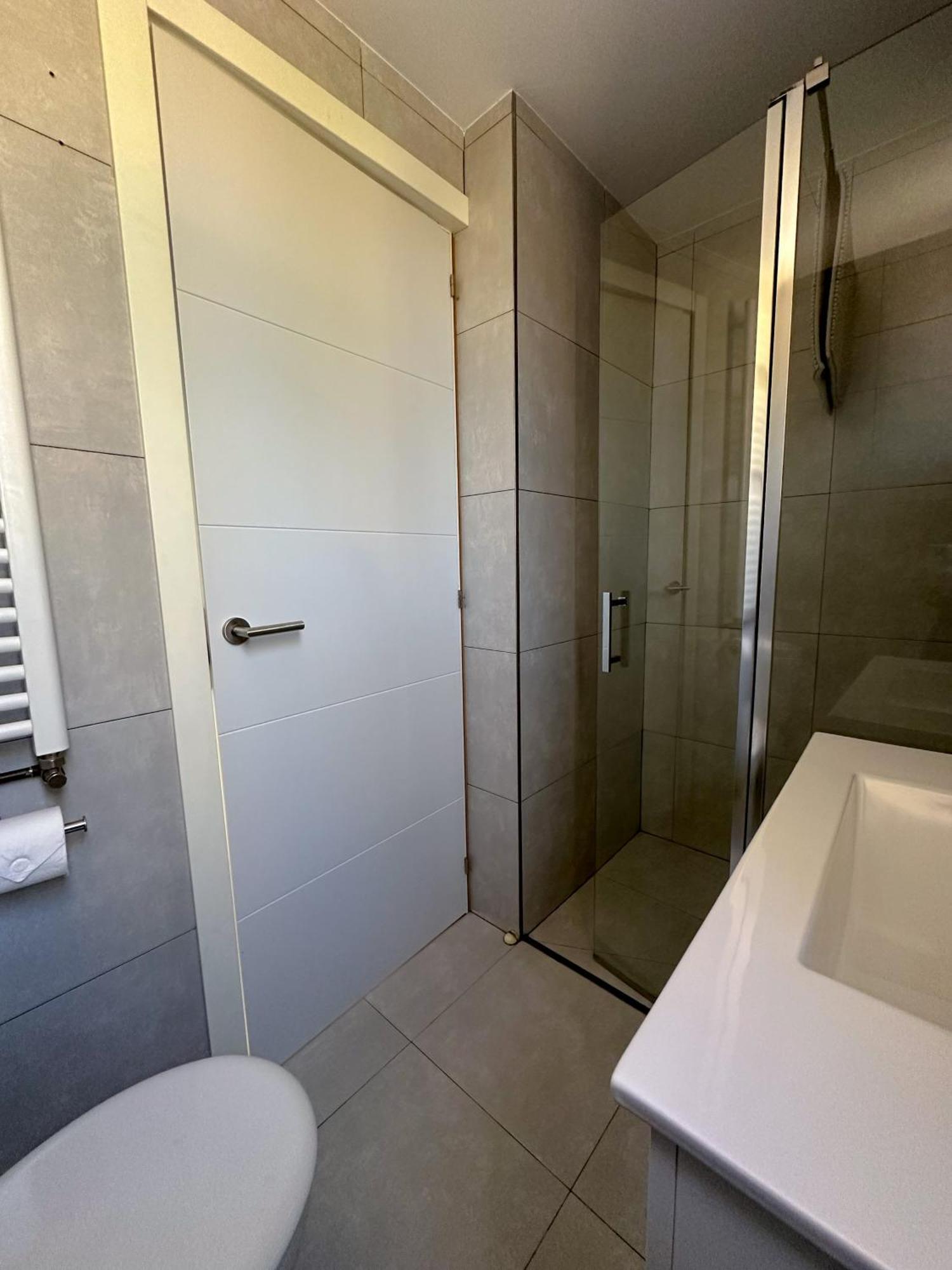 Moderna Con Piscina En