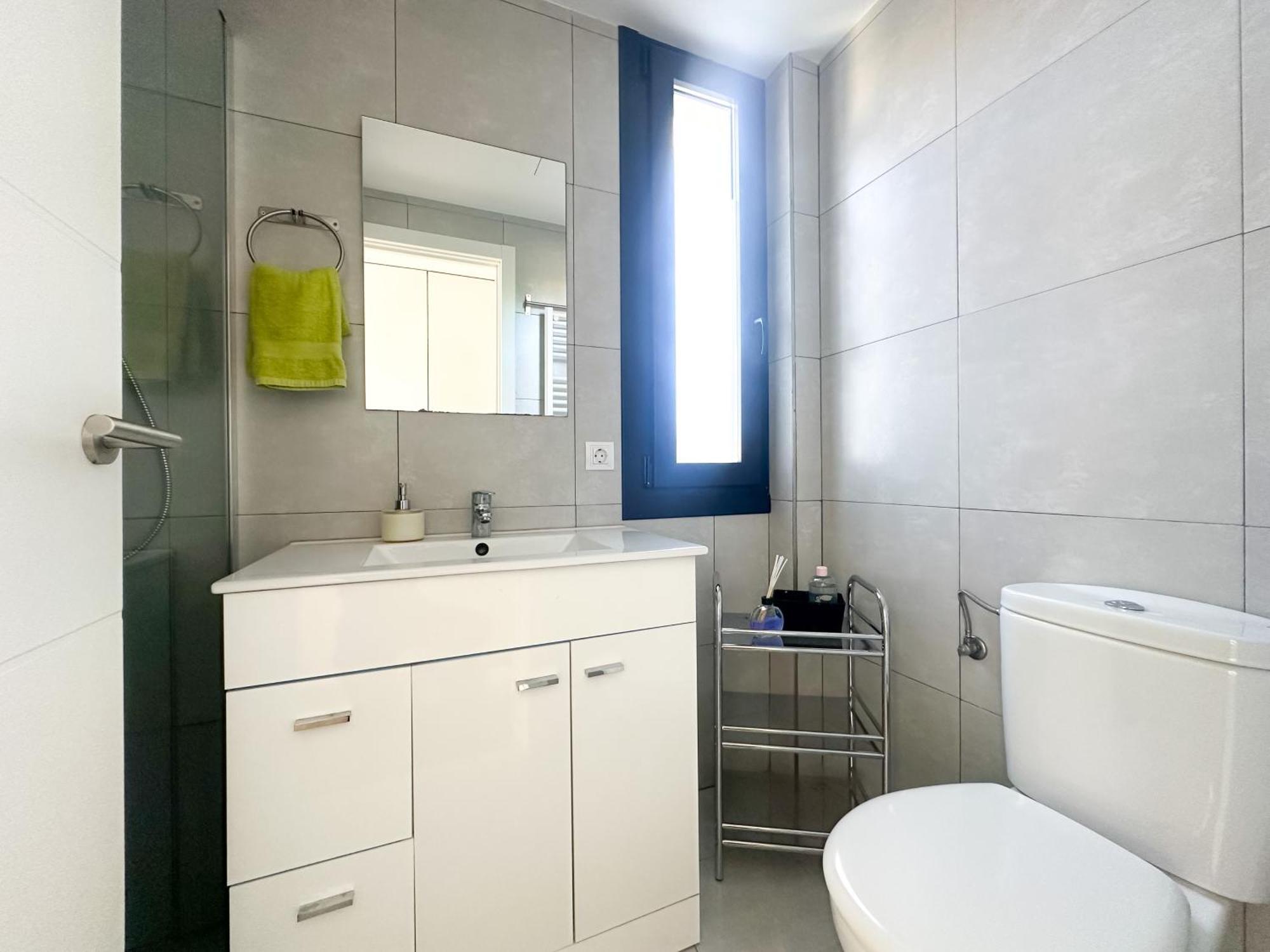 Moderna Con Piscina En *