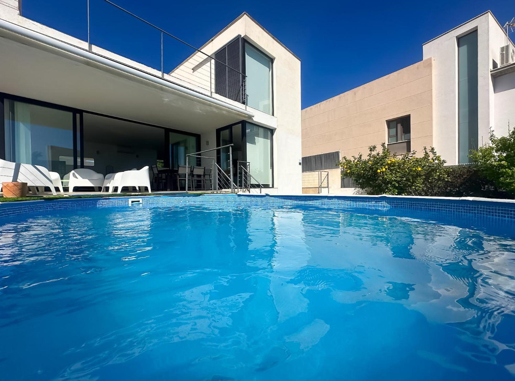 Moderna Con Piscina En *