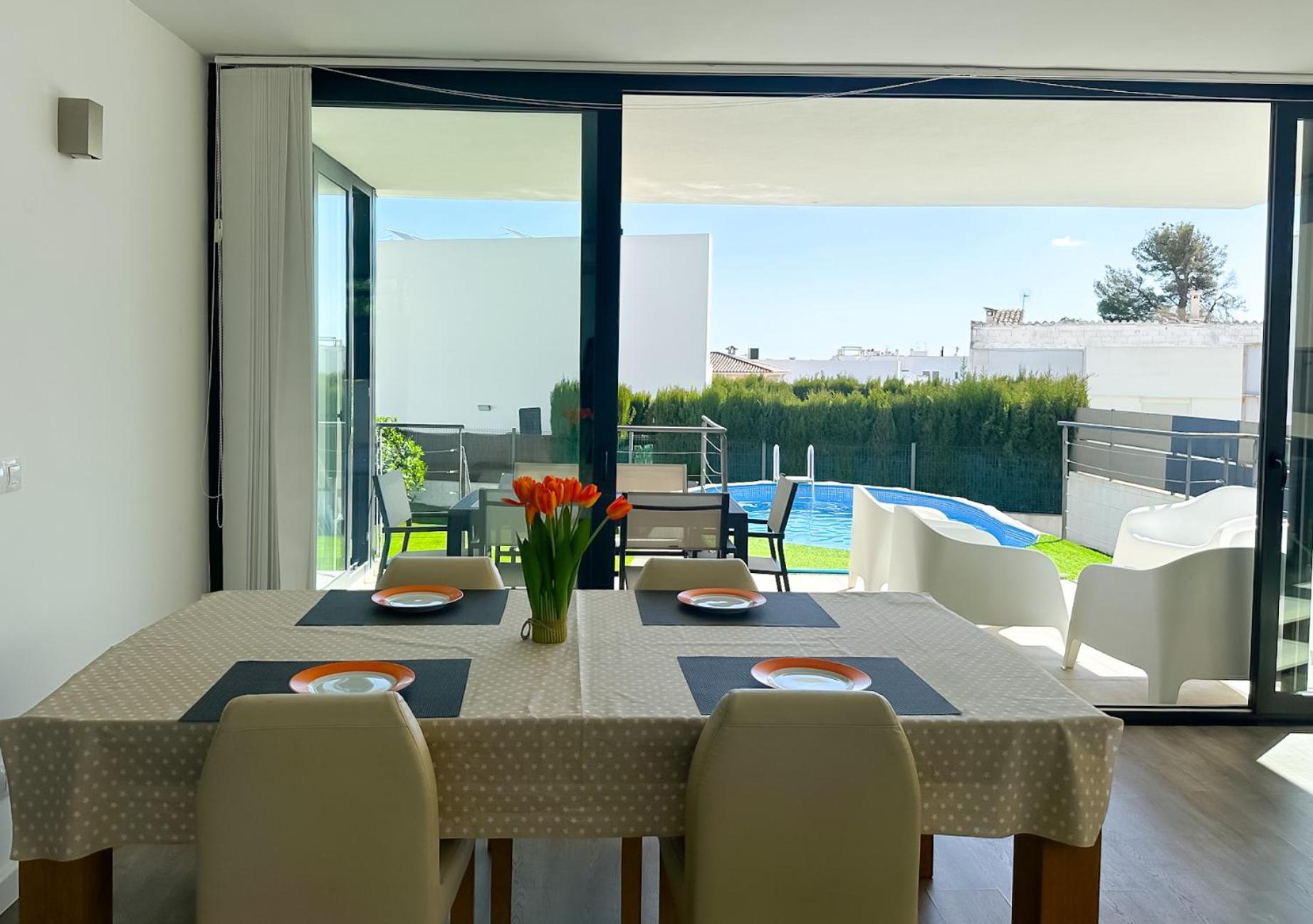 Moderna Con Piscina En *
