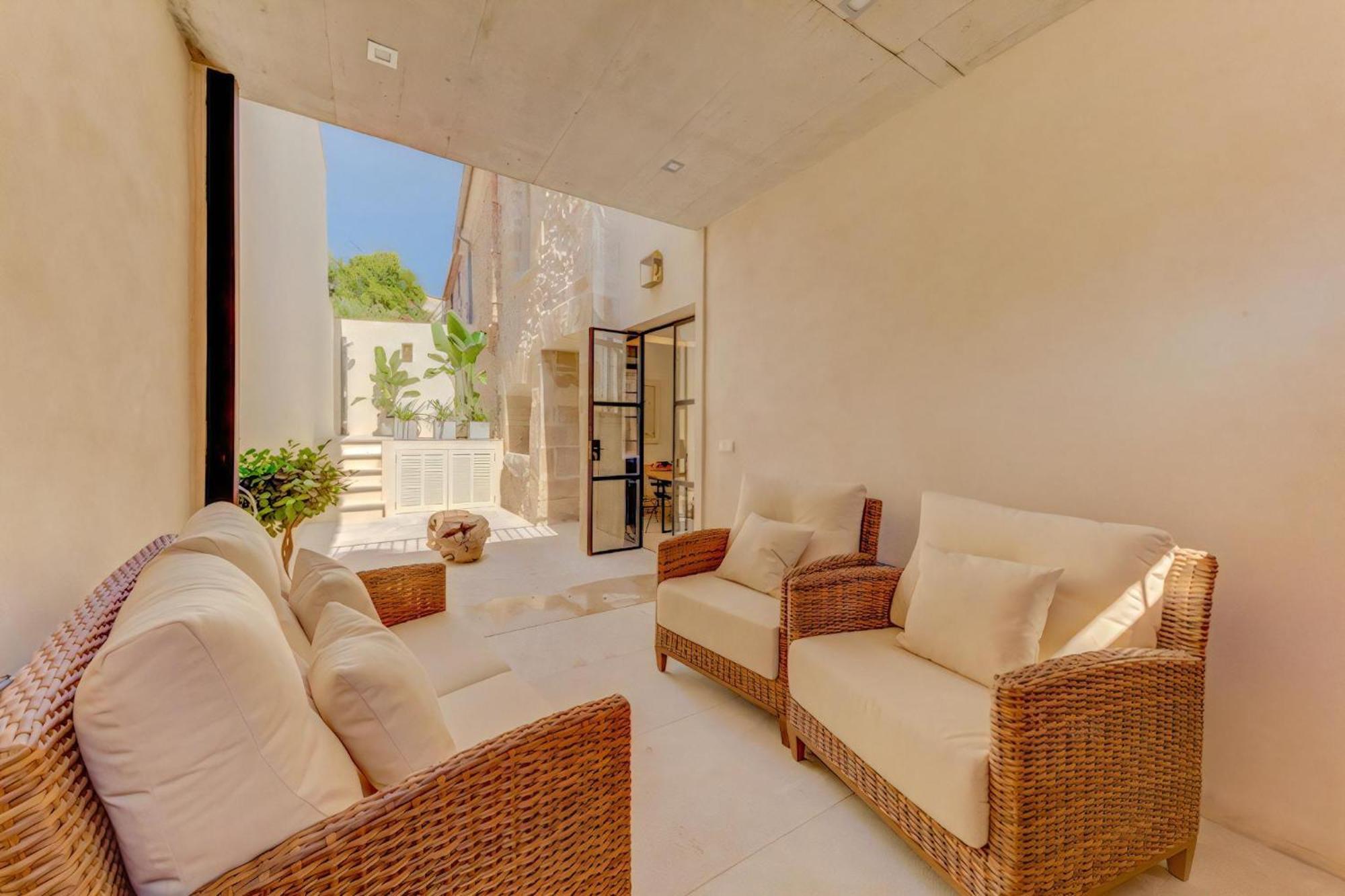 Charming Alicanti 4 Bedrooms Positioned In The Heart Of Old Town