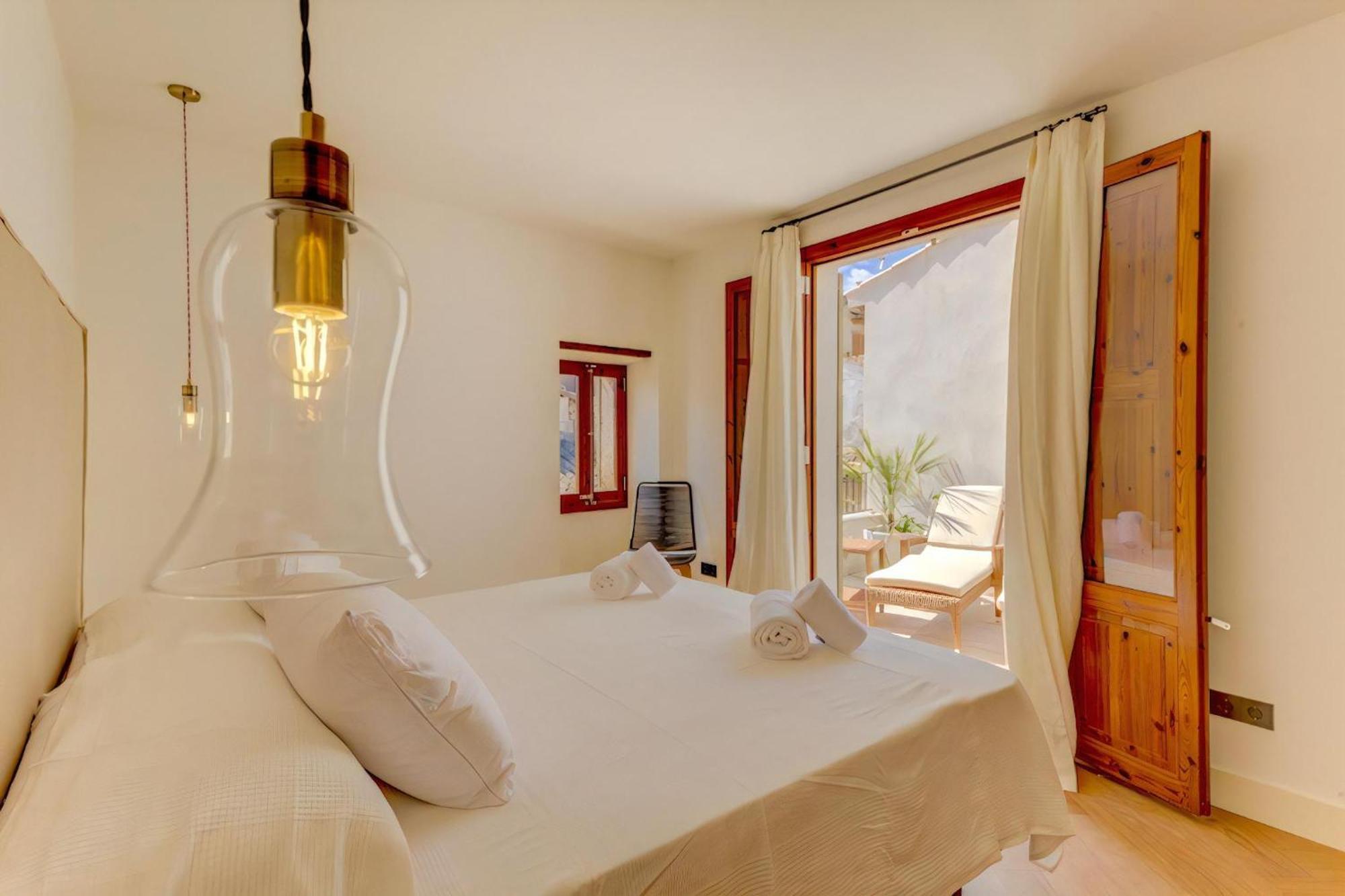 Charming Alicanti 4 Bedrooms Positioned In The Heart Of Old Town