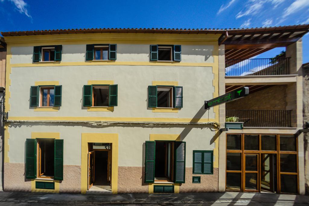 Hostal Embat - *